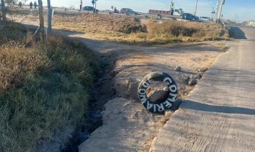 Una profunda zanja pone en riesgo a los conductores en una esquina de alto tránsito de la Capital