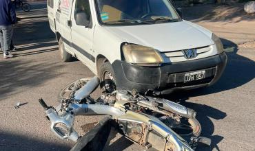 Una motociclista sufrió una fractura tras chocar con una camioneta en avenida Facundo Quiroga