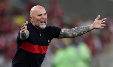 La insólita acción de Sampaoli: agarró con la mano una pelota que seguía en juego