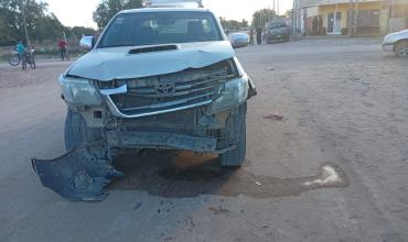 Choque entre dos camionetas en Chepes dejó daños materiales