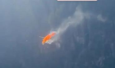 Tragedia en Italia: un helicóptero chocó contra cables, se incendió, cayó a un lago 