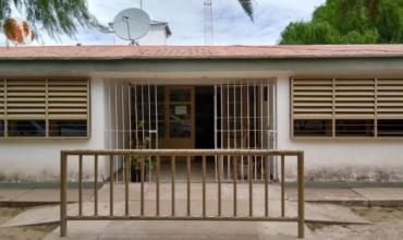 Alumnos llevan una semana y media sin clases por problemas en los baños de una escuela de Villa Casana