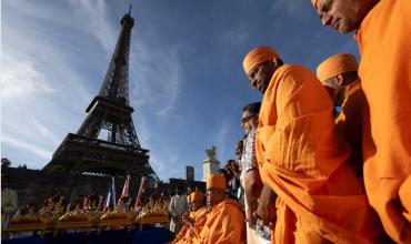 Denuncian que limitaron el acceso de mujeres a la Torre Eiffel por la visita de una delegación hindú