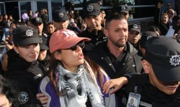 Furor en el aeropuerto por la llegada del elenco de “La reina del flow”: así fueron recibidos por los fans