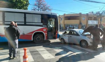 Imprudente maniobra: un auto se cruzó y chocó con un colectivo en avenida Rivadavia