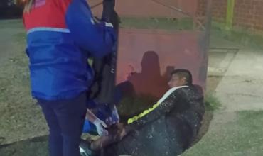 El hombre que arrojó de la ventana a su pareja permanece internado y detenido