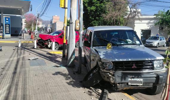 Fuerte choque entre dos vehículos en Rivadavia y Benjamín de la Vega: una menor y uno de los conductores fueron hospitalizados