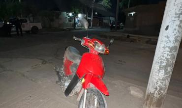 Dos vehículos chocaron en barrio 20 de Mayo y un motociclista sufrió graves fracturas