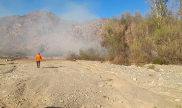 Incendio cerca del río Amarillo provocó un corte de luz en Famatina