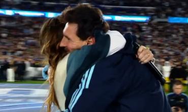 Soledad Pastorutti hizo emocionar a Messi en su despedida de la Selección y se fundieron en un abrazo
