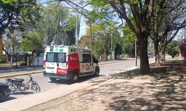 Una joven de 18 años cayó de su moto al desinflarse un neumático y sufrió escoriaciones en el rostro