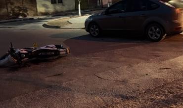 Un motociclista de 24 años sufrió fractura de tibia y peroné tras ser chocado por un auto cuyo conductor dio positivo en alcoholemia