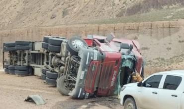 Fuerte accidente en alta montaña: un camión de carga pesada volcó en la Ruta 7