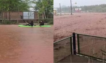 El Niño en Vaca Muerta: una tormenta repentina inundó las calles de barro y los vecinos tuvieron que salir de sus casas en kayak