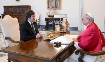 El Gobierno se esperanza con la mejora de salud de León XIV, espera su visita y no descarta un plan B