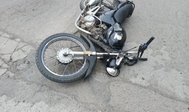 Choque entre un auto y una moto en Chilecito: un motociclista sin casco sufrió fractura de clavícula