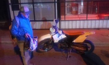 Un motociclista chocó contra un perro y terminó impactando contra el cordón de la calle
