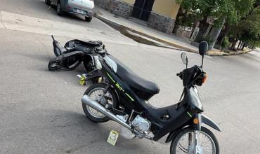 Triple choque en barrio San Román: una motociclista sufrió una fractura de muñeca
