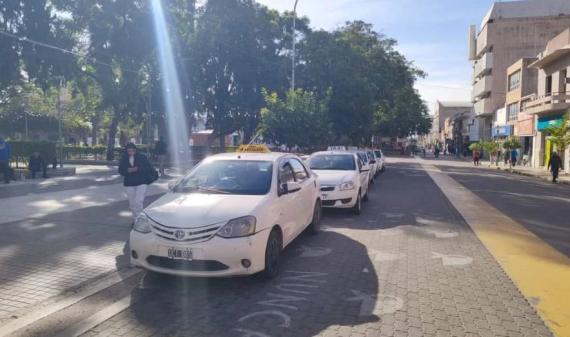 Remiseros denuncian una caída del 50% en los llamados y piden cambiar las ordenanzas para competir con las aplicaciones