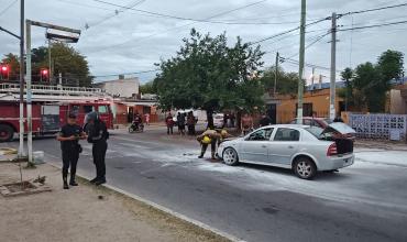 Se incendió un auto en plena avenida Independencia: el conductor aseguró que sufrió un desperfecto mecánico