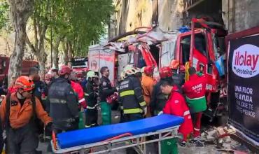 Una autobomba que iba a un incendio chocó con un colectivo y terminó incrustada en la cárcel de Caseros: al menos diez heridos