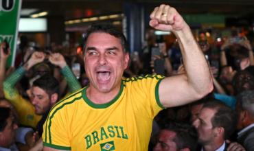 Hay un avión retenido en Puerto Iguazú: sospechan que Flávio Bolsonaro intentaba irse a EE.UU.
