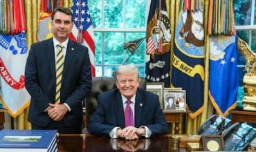 Flávio Bolsonaro les agradeció a Trump y a Milei tras su fuga a EE.UU. y se autoproclamó “verdadero presidente electo” de Brasil