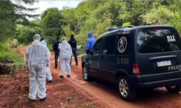 Encontraron a una pareja muerta a puñaladas en un camino rural de Misiones: su hijo de 2 años dormía dentro del auto