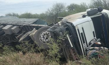Patquía: postergaron el retiro del camión que volcó mientras transportaba azúcar