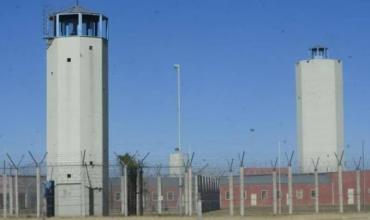 Detuvieron a un guardiacárcel por aceptar un soborno de más de $1 millón para ingresar cinco celulares a un penal