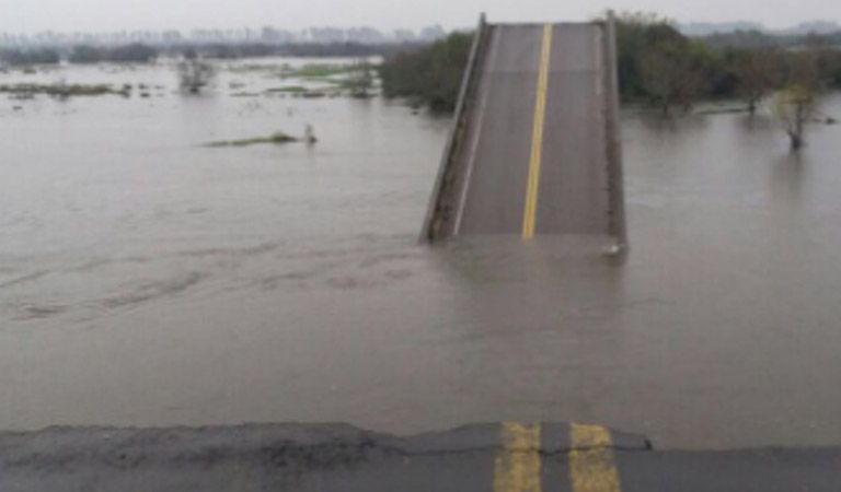 Se derrumbó un puente en la ruta nacional 12 por las fuertes lluvias en ...