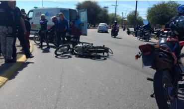 Mujer y tres menores sufrieron lesiones al caer de su motocicleta