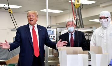En contra de los pronósticos de sus científicos, Trump promete una vacuna y distribución inmediata