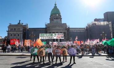 Pañuelazo verde en apoyo al aborto se hizo sentir frente al Congreso y en redes