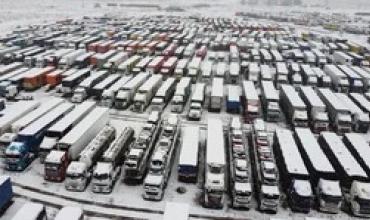 Temporal de nieve en Mendoza: 4 mil camiones quedarán varados por el cierre del paso Cristo Redentor