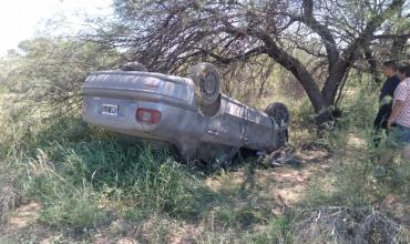 Perdió el control del rodado, derrapó y terminó volcando 
