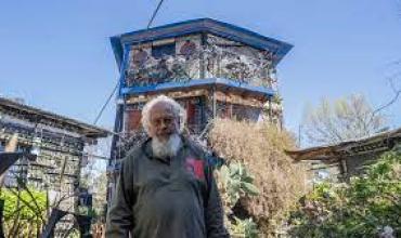No tenía donde vivir ni plata para comprar ladrillos y construyó su casa con botellas: tardó 28 años