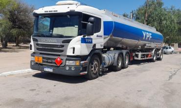 Choque entre un auto y un camión transportador de gasoil sobre Ruta Provincial N°29  