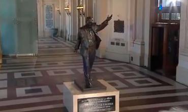 La estatua de Néstor Kirchner ya no está en el CCK: “Se la llevó Cristina”, dijo la nueva directora del lugar