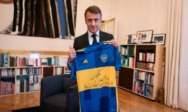 Macron se sacó una foto con la camiseta de Boca, firmada por Milei, y el presidente electo se lo agradeció