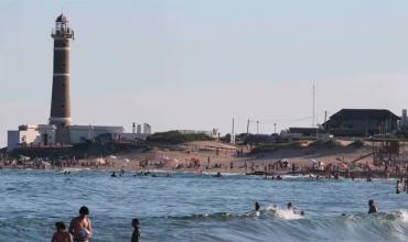 Tenebroso hallazgo en Punta del Este: encuentran dos manos y huesos en descomposición en la playa de José Ignacio