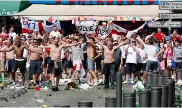 La drástica medida del gobierno británico para impedir que más de 1600 hooligans viajen a la Eurocopa de Alemania