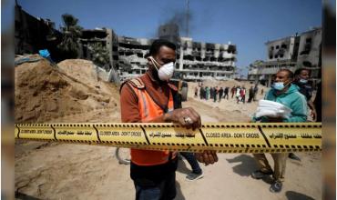 Gaza: los cadáveres hallados en fosas comunes podrían haber sido enterrados vivos