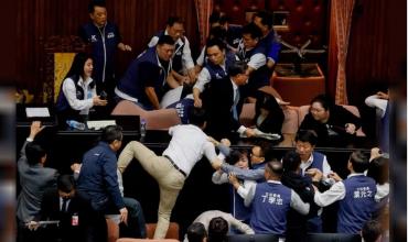 Legisladores de Taiwán a las trompadas en plena sesión