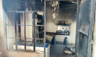 Incendio por cortocircuito afectó una rotisería en el barrio Alunai