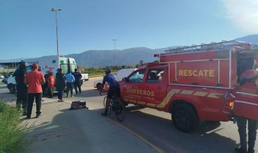 Ciclistas colisionados por una camioneta en rotonda de Circunvalación: un menor fue hospitalizado