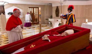 El Vaticano difundió las primeras imágenes del féretro del Sumo Pontífice y confirmó el día del funeral