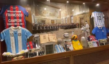 El “museo del fútbol” que el papa Francisco montó en el Vaticano: de la camiseta de Messi a las reliquias de San Lorenzo