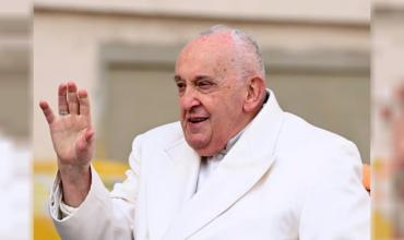 Miles de fieles rezan en la Plaza San Pedro por el eterno descanso del papa Francisco