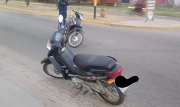 Una mujer fue trasladada al hospital tras un choque entre motos en barrio Los Seipos